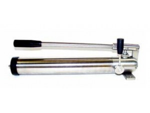 HPSS手動泵為單作用手動泵，材質為不銹鋼1.4301（304），應用于食品工業或環境要求比較高的場合，適用介質：液壓油或水。應用：該泵設計為簡易升降功能，操作單作用液壓缸，與不銹鋼液壓缸配合使用，作為工作平臺和升降臺的備用泵。產品規格：HPSS手動泵內部裝配有單向閥和卸荷閥，此為標準配置，可內置油箱及安裝面板。油箱的標準容積為0.7L，但也可按客戶要求生產。也可提供雙油箱連接或與額外的油箱連接。