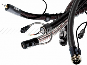 電加熱軟管是以電作為加熱條件，并配以溫控傳感器一體，通過機械繞覆的方式，在耐高溫耐高壓的管路上制作而成的柔性管道，用以熱流體的高溫高壓傳輸。目前廣泛應用于瀝青，石蠟，硫磺，熱熔膠，聚氨脂原料，中成藥液，高溫氣體，及原油等熱流體的近距離輸送行業。